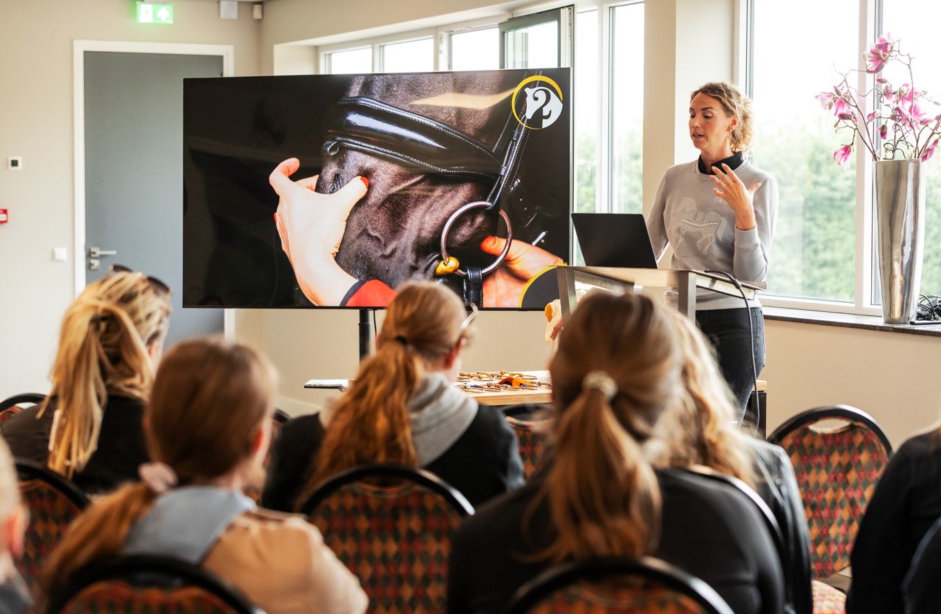 Karin Toetenel van 2FitHorses geeft op vrijdag 27 september een Theorietour in Ermelo