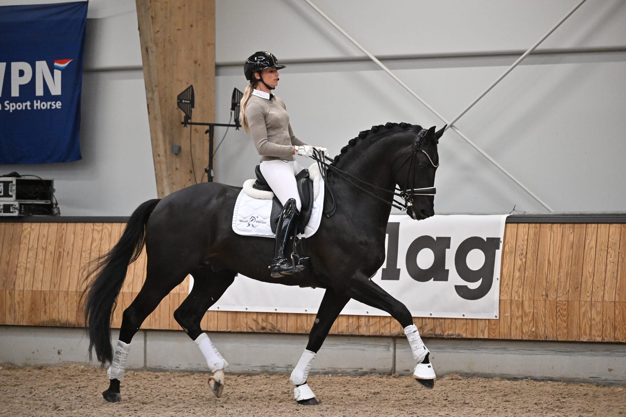 Dinja van Liere deelt trainingsinzichten tijdens KNHS College Tour: “Tempocontrole begint bij jezelf”