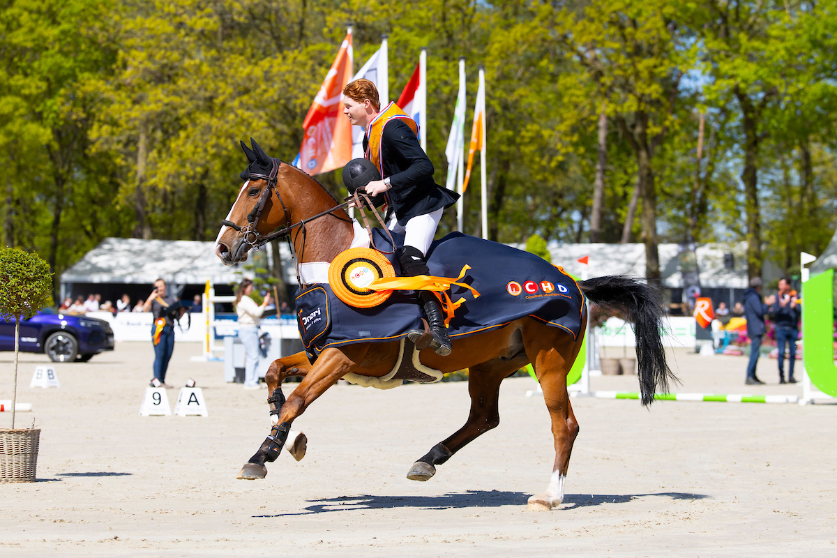 NK Springen: Logan Fiechter op verjaardag kampioen Young Riders