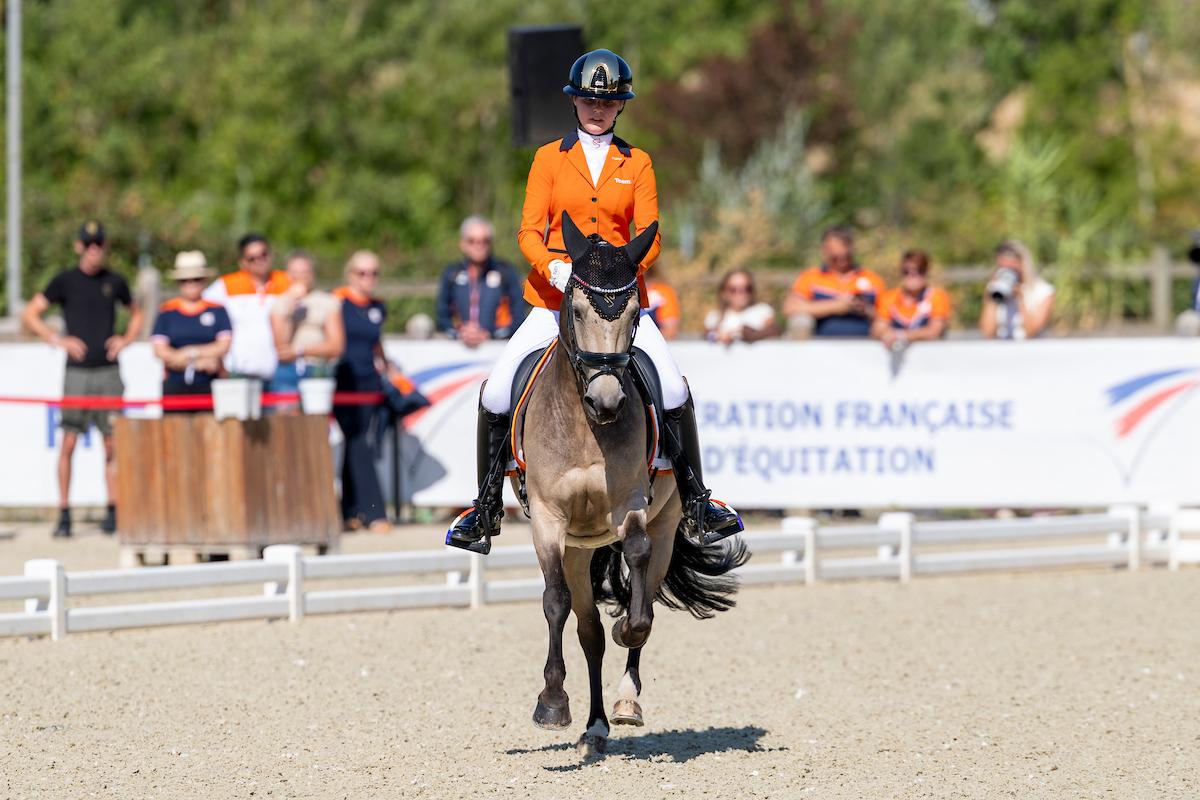 Fabiënne Raijmakers was in alle drie de proeven de best scorende Nederlandse combinatie, met haar Wrong is Right (EK Dressuur pony's 2026)